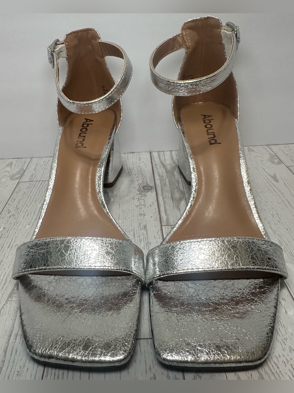 NWT- Abound ‘Finn’ Ankle Strap Sandal in Silver Crinkle, Sz 6M
